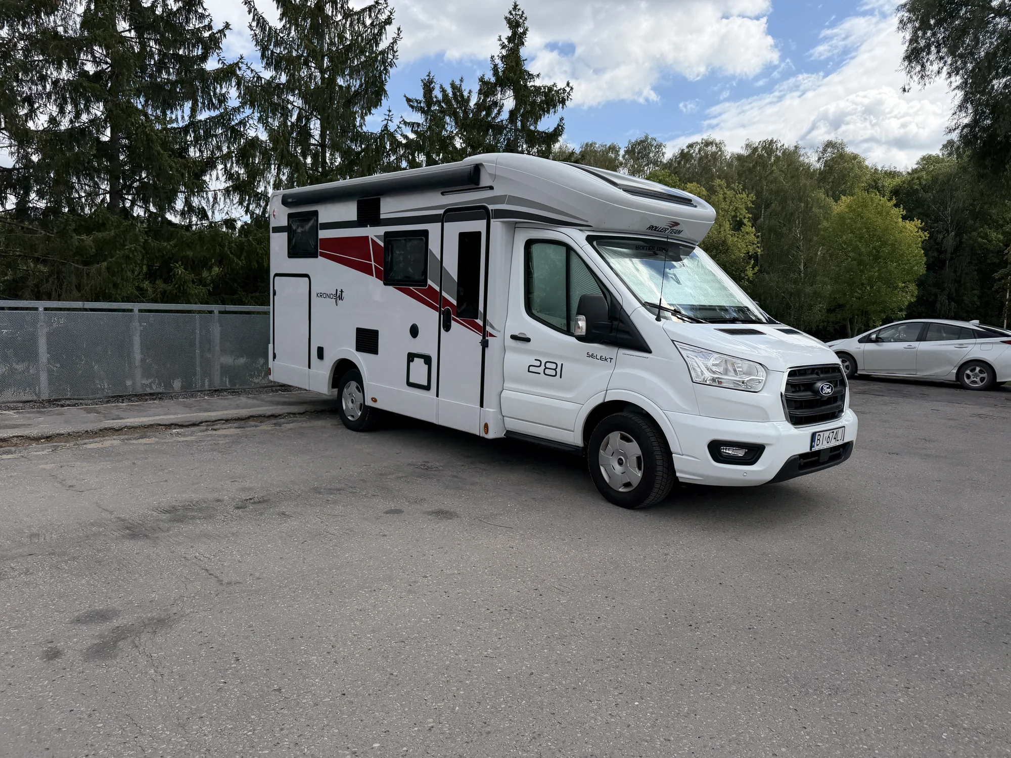 Kamper SzeqCamper na tle drzew — okładka sekcji filmu